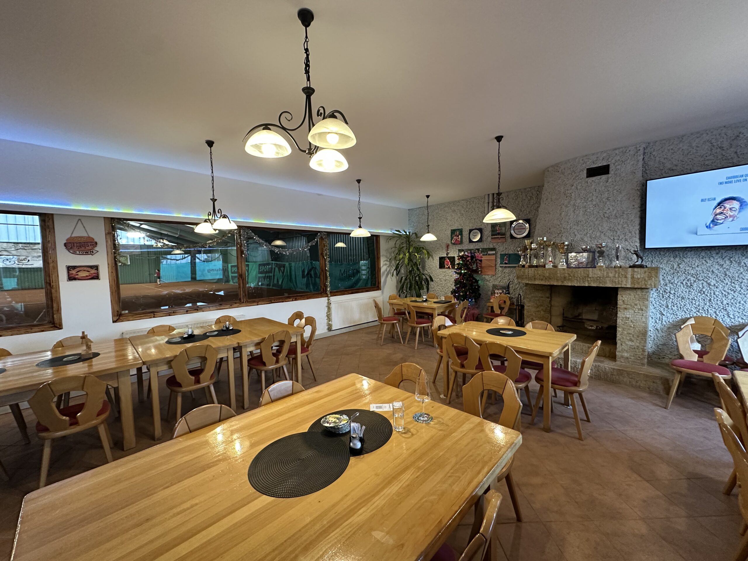 Sitzbereich im Tennisstüberl Bakl – zweite Perspektive